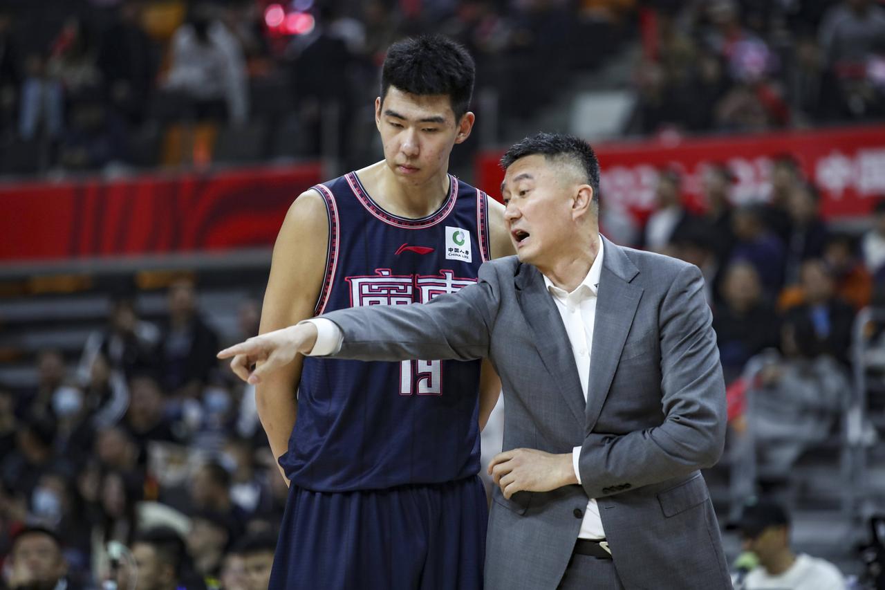 徐昕NBA试训收到难题！昨天晚上，徐昕向球迷们分享家乡北京当地的美食，并且表示