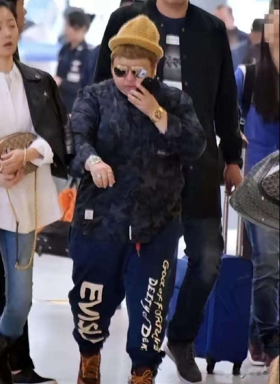 韩红戴两块名表是为了什么？​​左右两腕各戴一块手表，真是很惊奇！记得有次采