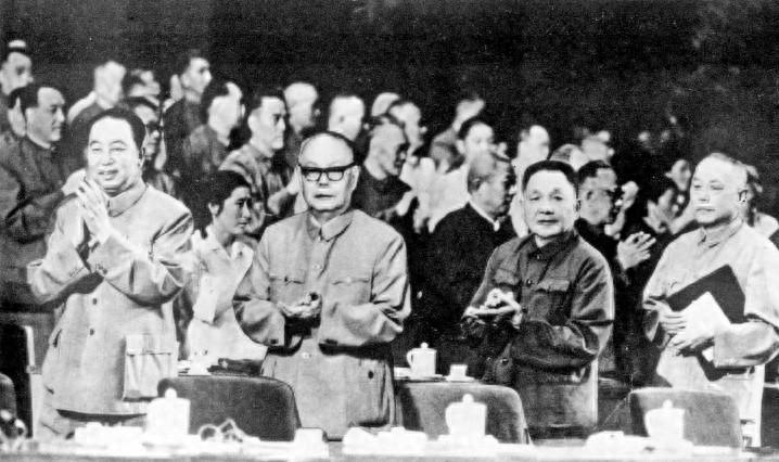 1976年关键时刻，派谁去稳住上海局势？华老、叶帅、李先念各自推荐了哪些人选1