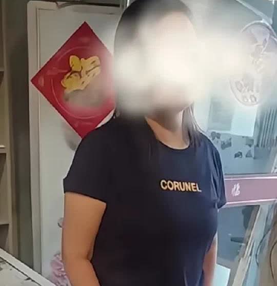 大妈捡到手机直接关机，警察带着失主找上门仍然拒绝归还！大妈：你得有点表示吗！女子