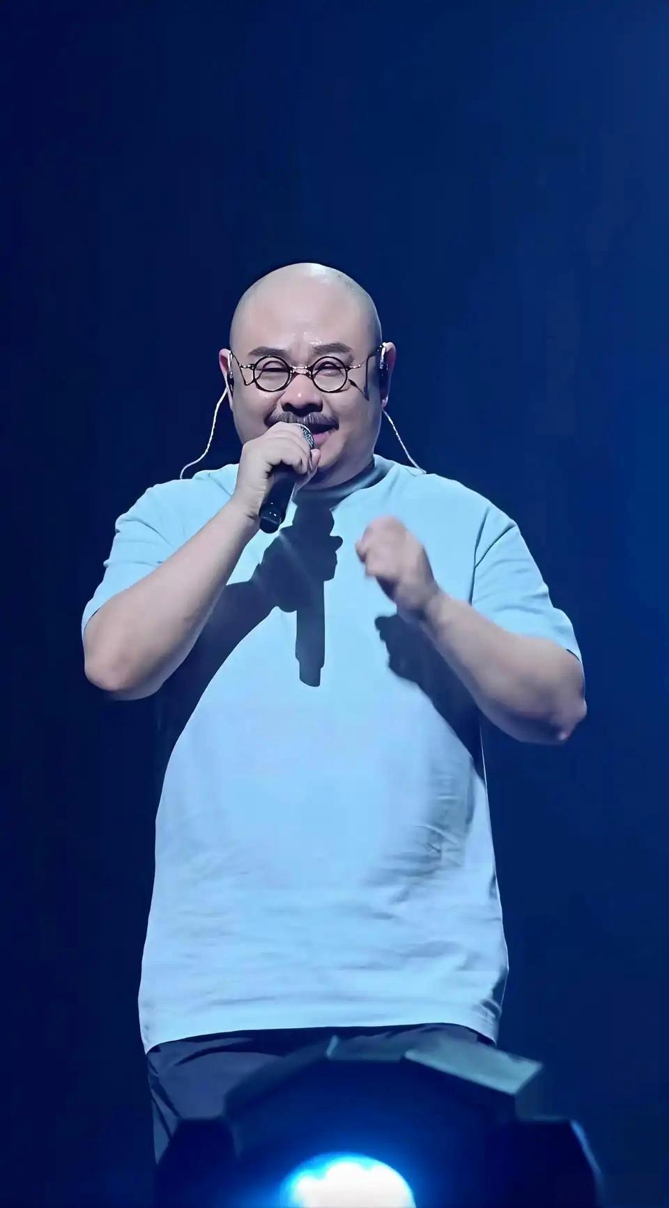 当年，那英在评选“影响力歌手”时，认为刀郎的歌“缺乏审美”，一度引发“农民才听”