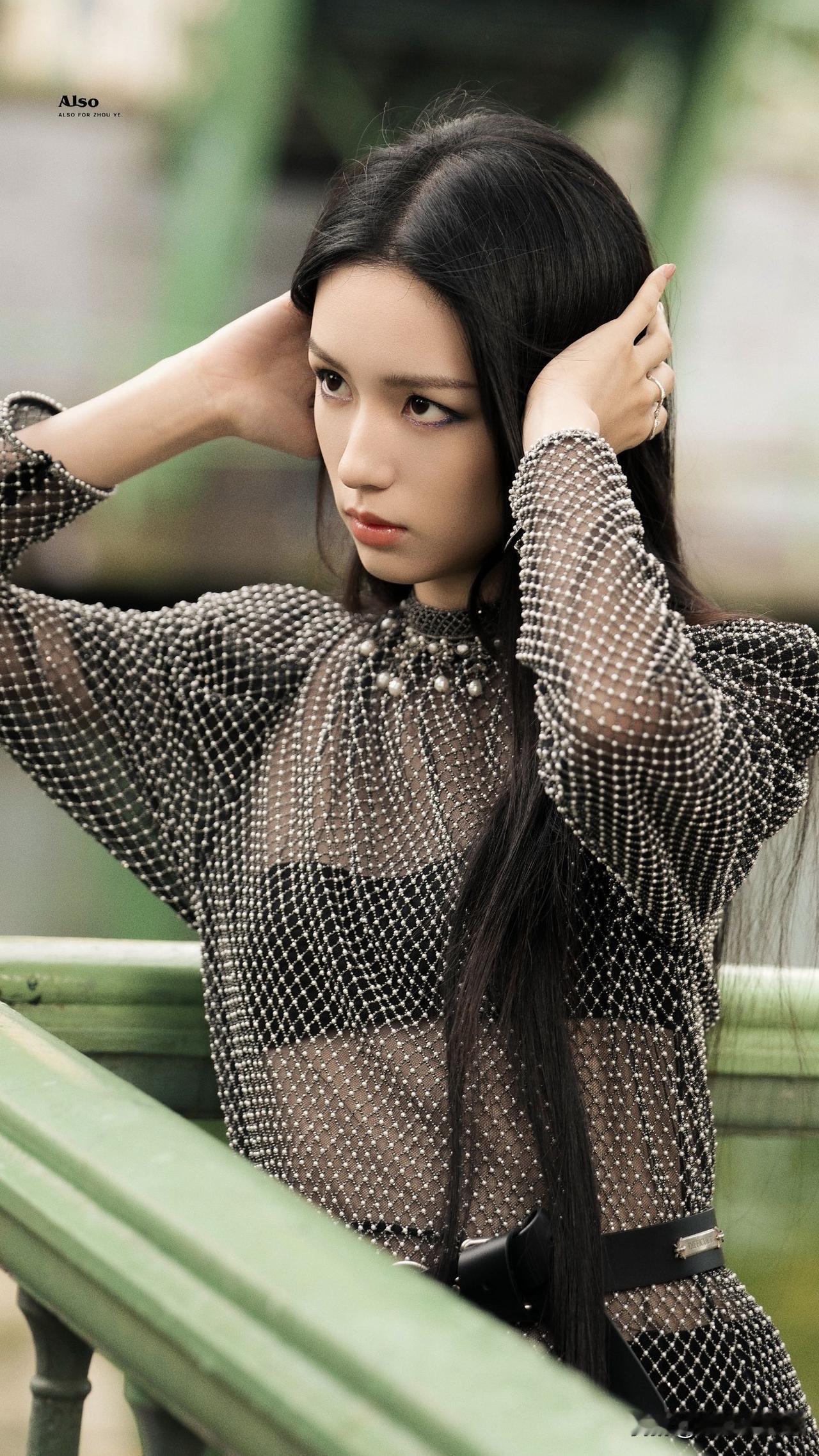 周也身穿透明纱裙，好身材若隐若现！