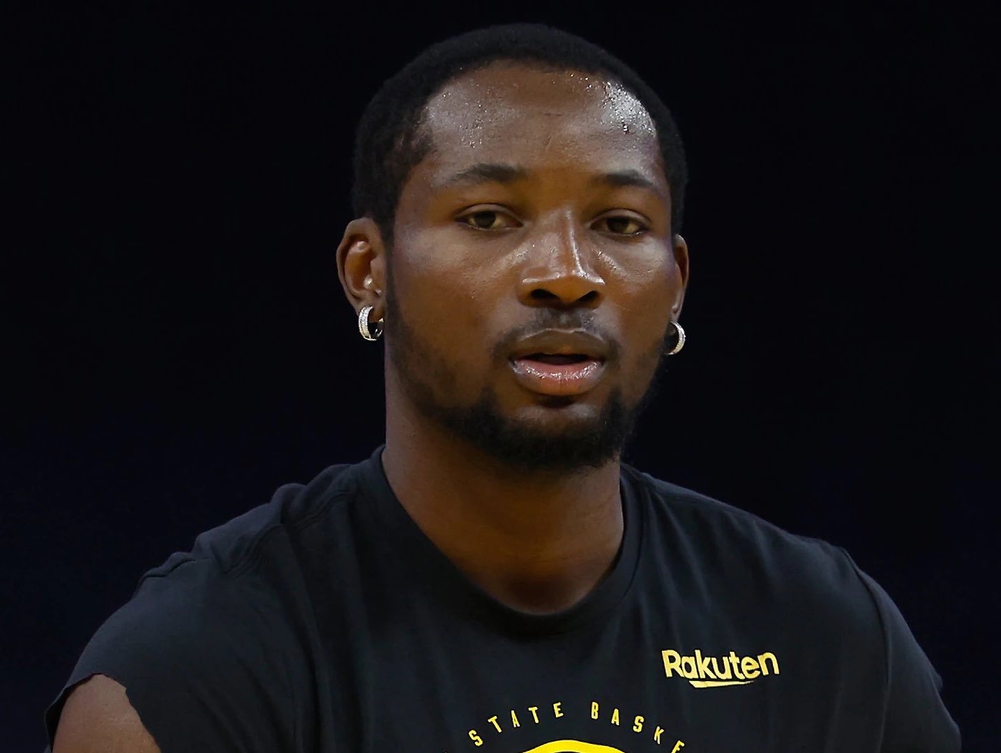 根据既定计划，勇士队将从下月起在交易市场上兜售乔纳森·库明加。库明加2250万美