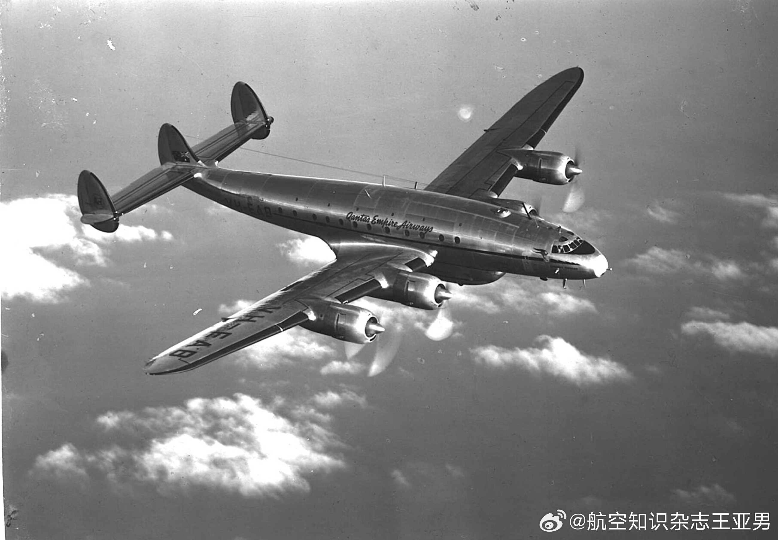 #航空创作计划#挂着货舱去远航在飞机上落座，透过舷窗看出去，如果位置和方向合适