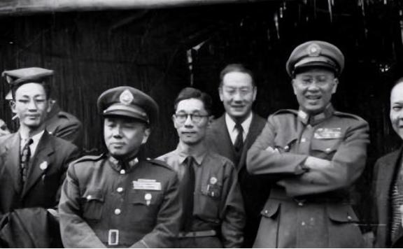 1942年，万毅被捕，蒋介石下令杀了他，万毅知道后，趁看守不注意，翻墙逃走了，谁