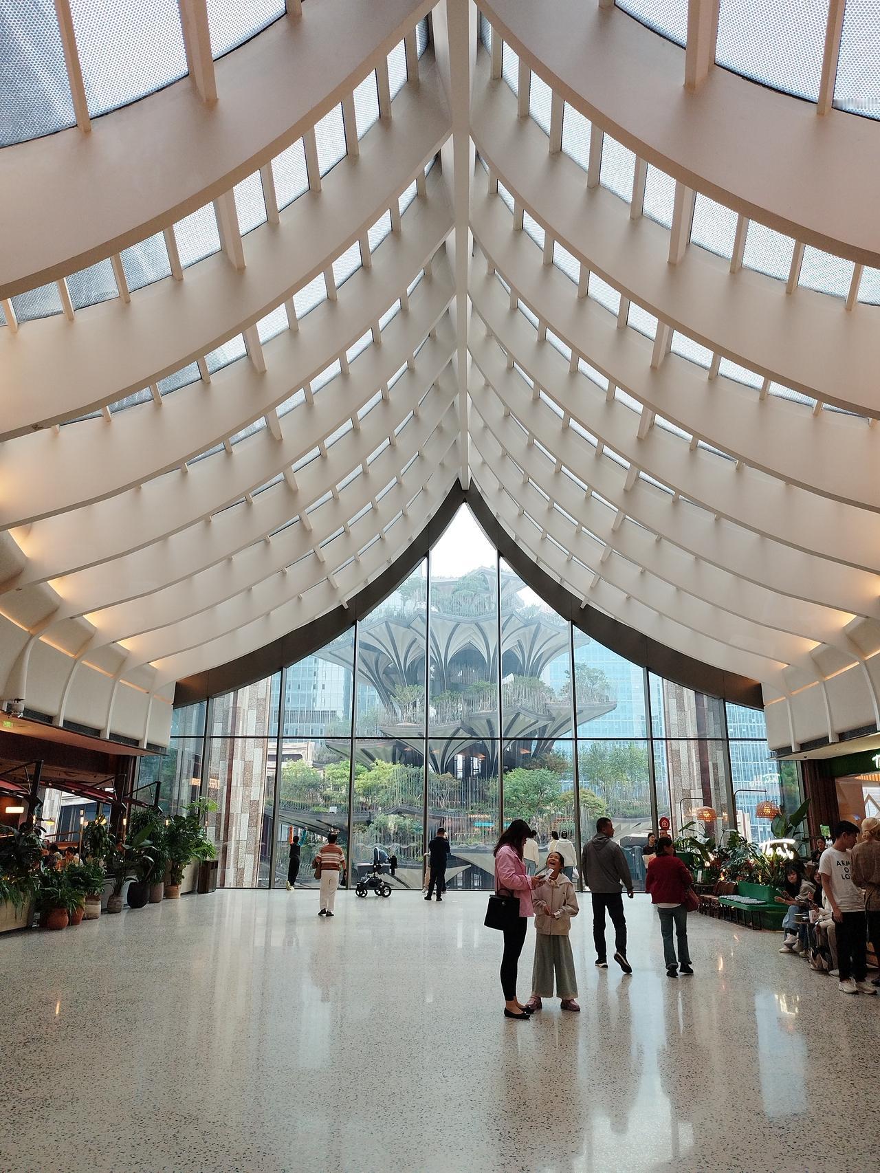 网上都说万象城是西安有钱人才消费的起的地方，吓得我一直不敢去，直到那天孩子带我去