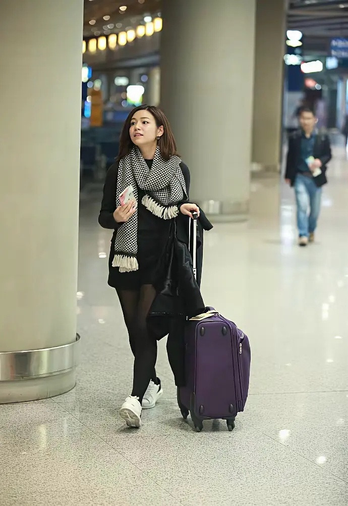 网友偶遇一位女明星，别说她还真不显老。