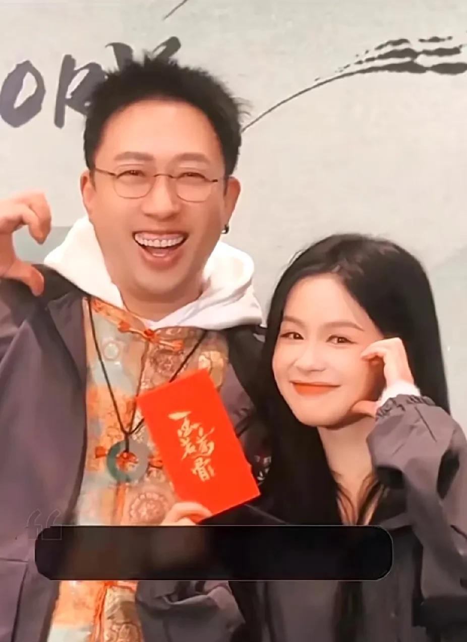 放着那么多短剧大美女不签，比如长相精致自然的徐艺真，偏偏签了相貌普通，身材娇小的