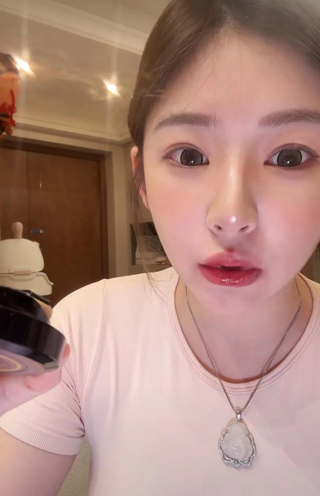 黄一鸣直播时说，如果她要去上班打工，月薪起码得五万起步。黄一鸣说想她这样对直播带
