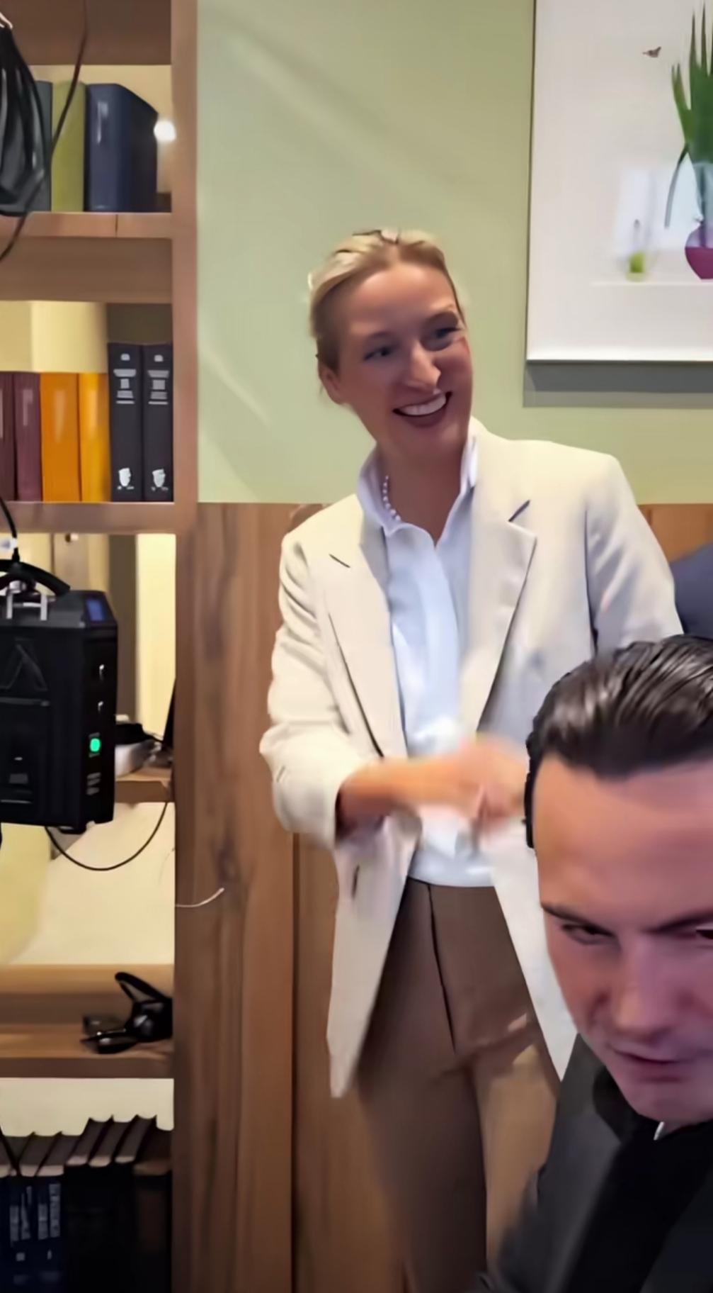 目前来看，爱丽丝·魏德尔，成了德国总理热门人选！很多人觉得，她执政后，中德关