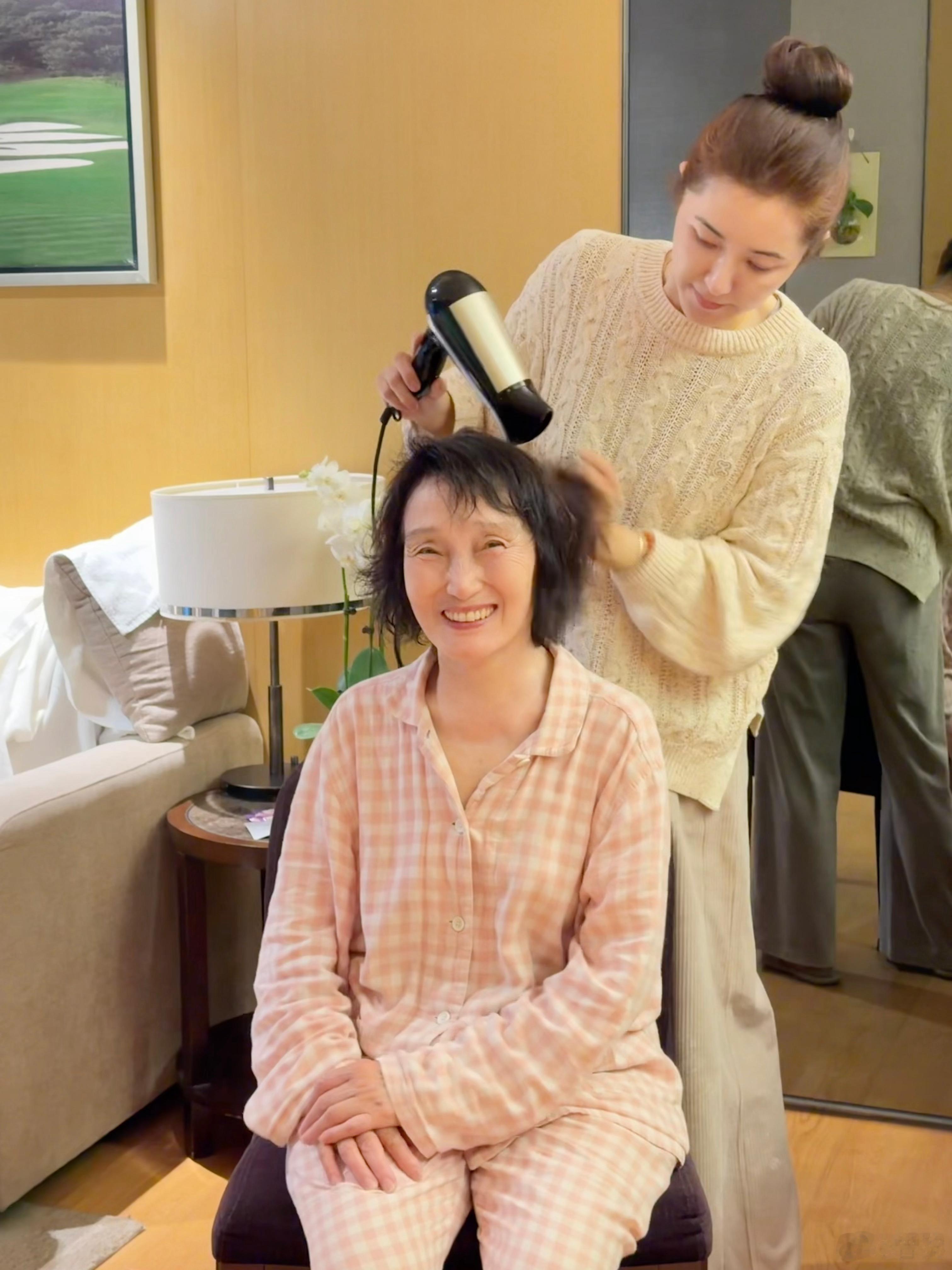 曾黎为76岁妈妈染发曾黎微博分享春节假期和妈妈温馨有爱的互动，为76岁妈妈染发