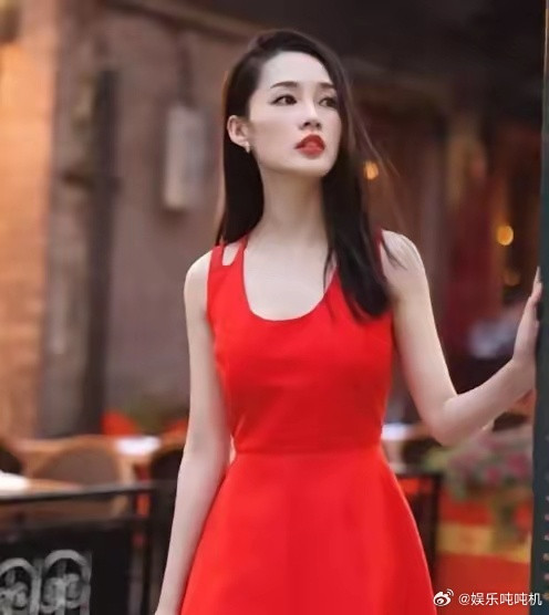 李沁现在一点也不玩大女主不是因为演技，也不是因为番位而是因为她发现更赚钱的：​小