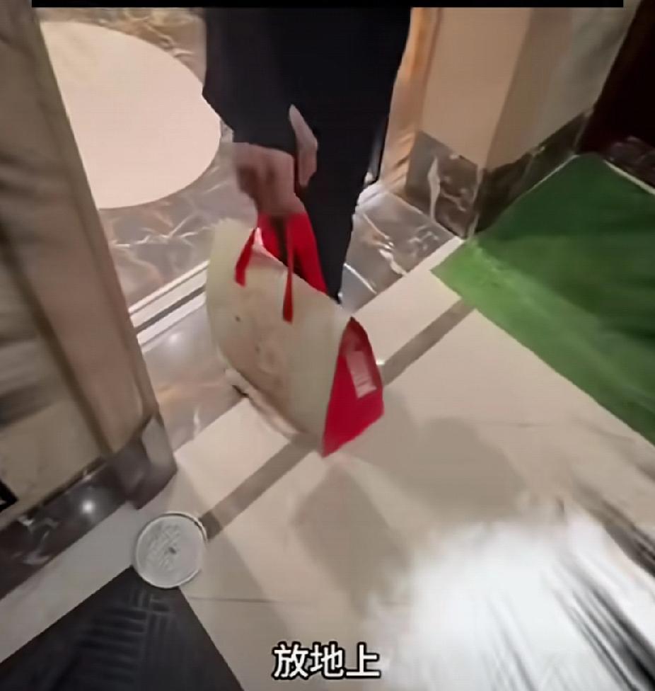女子点外卖备注“不要敲门”，被外卖员挑衅：“敲了会怎样？”于是引发了一场持刀对峙