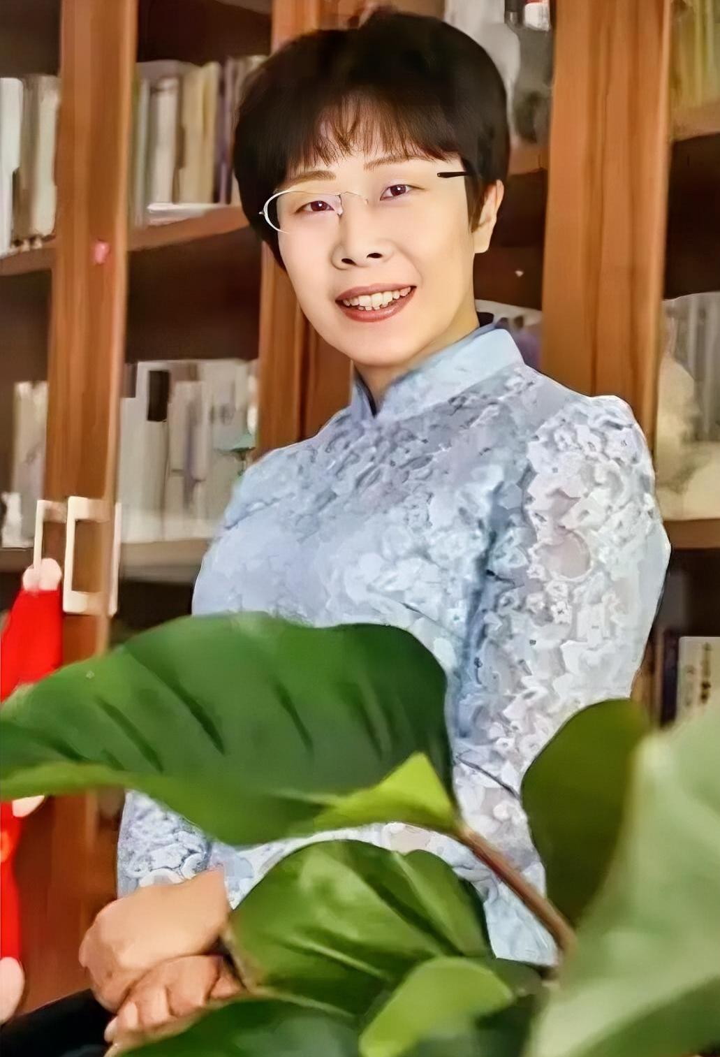 50岁蒙曼未婚，想嫁孙悟空，全场爆笑后深思！50岁还没结婚，被问到想嫁给谁？北