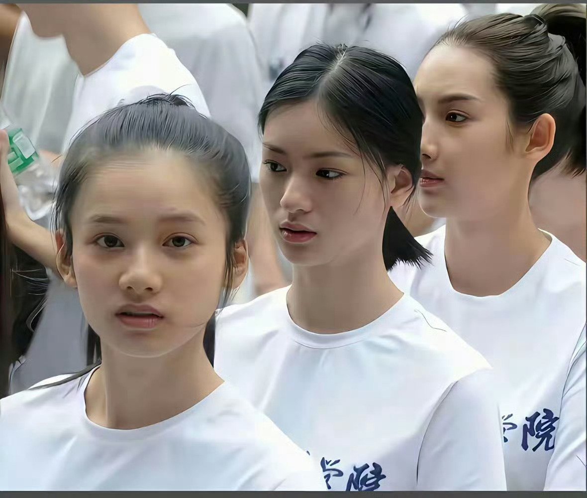 学生时代的张婧仪就长的与众不同，超有气质，比现在青涩了许多，眼睛很传神