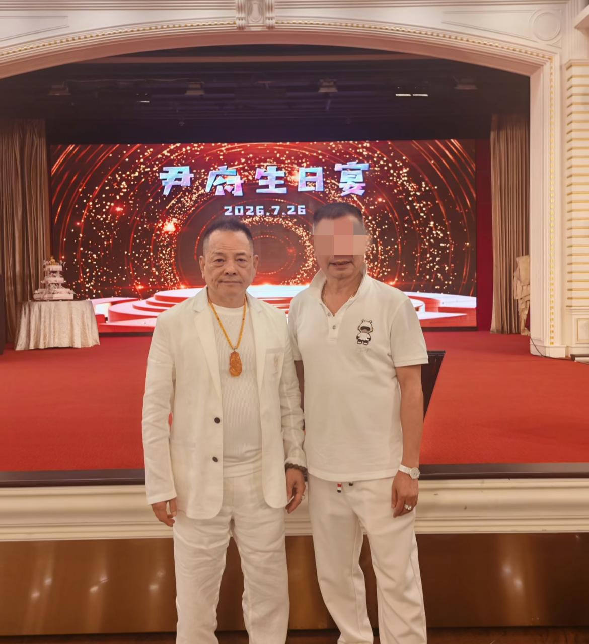 崩牙驹71岁生日现场太寒酸，座位都没满礼金方面，大陆的网友要一万，澳门当地的只