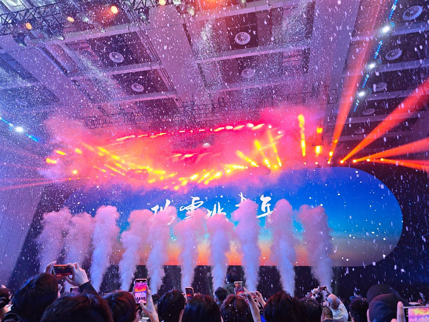 荣耀最近的几场发布会都挺有节目，和其他念稿子的发布会完全不同。就比如昨晚的荣耀M