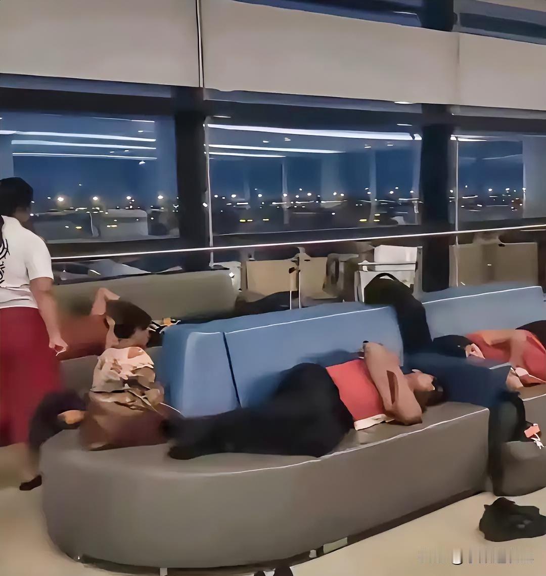 在上海浦东机场，外籍旅客横躺在公共座椅上，脱鞋放松，垃圾随地扔，影响其他旅客和公