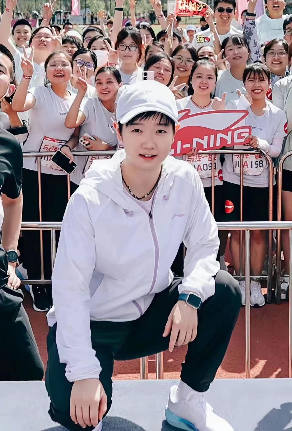 莎莎的历史越看越上瘾。从省队到国家二队，再到国家一队。为了进国家队，经历两