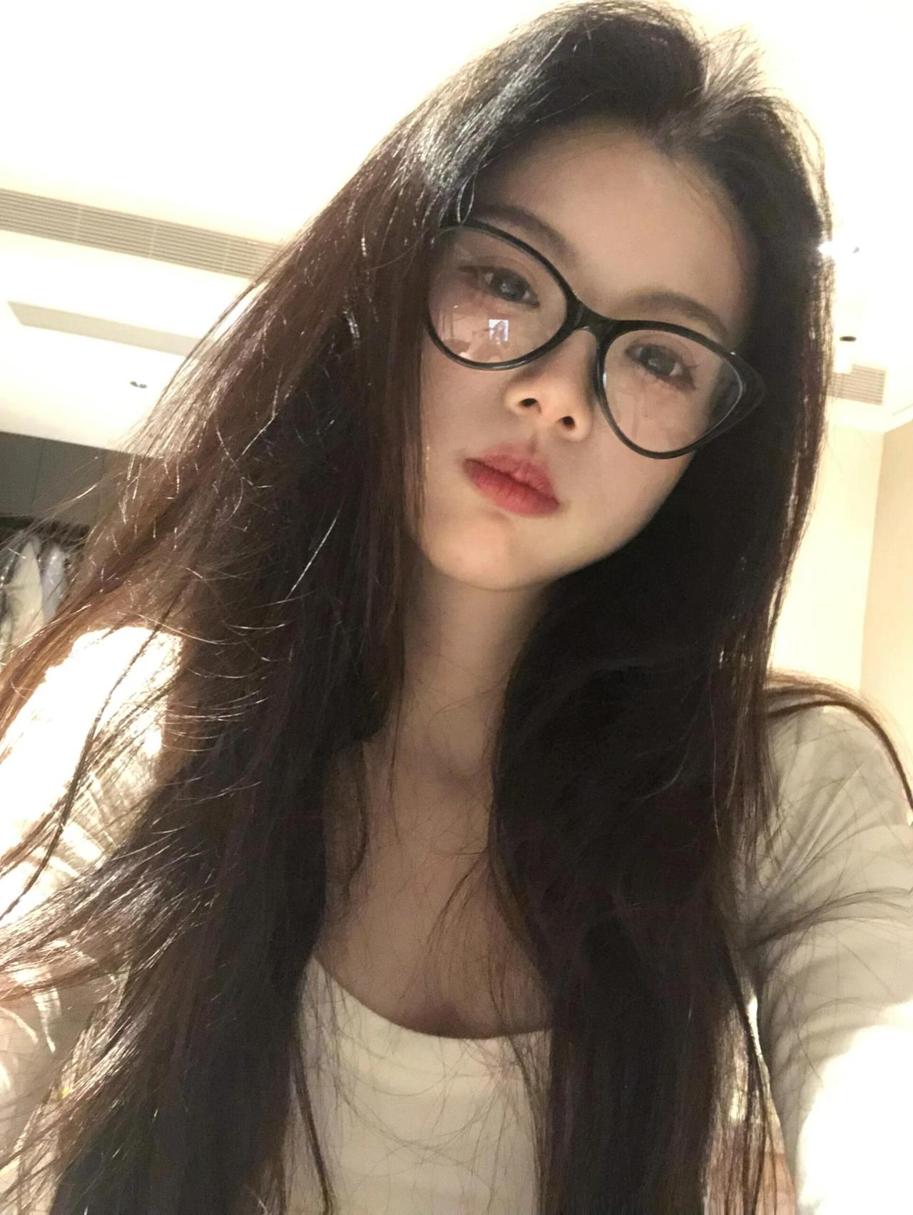 “文艺少女风，黑框眼镜，清新自然”📸👀💄