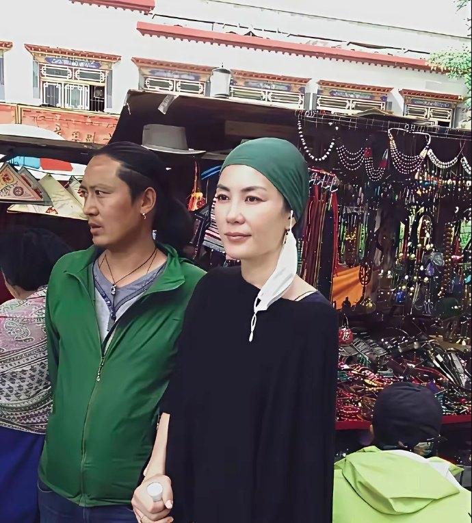 王菲现身西藏，快60岁的人，衣品很高级。不愧是经常拜佛的人，看起来慈眉善目。[允