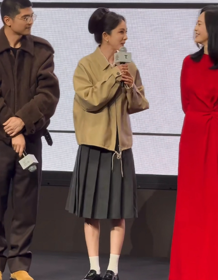 杨幂赫本妆造好成功，大女主气场~杨幂12.5活动路透，低头一看很有赫本的感觉，