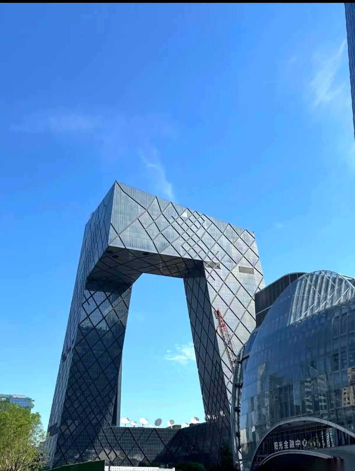 国际足联的电话估计都打烫手了。价格从天上一点点往下挪，降到1.2亿美金，姿态都