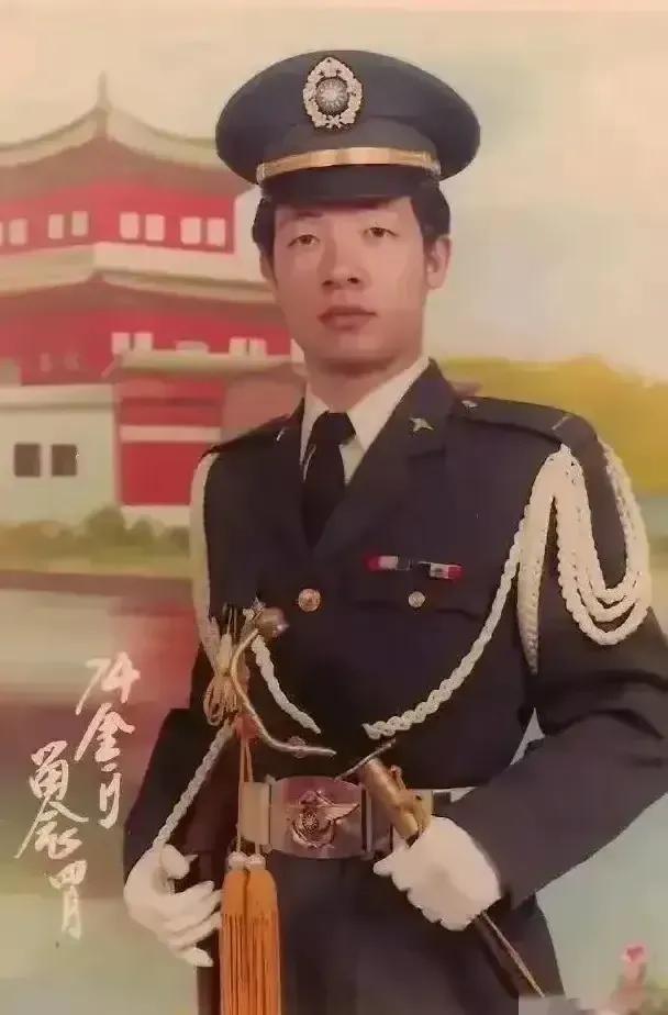 赖清德大学毕业后入伍服役，在金门第284师第5步兵营担任卫生排长。赖清德祖上追溯