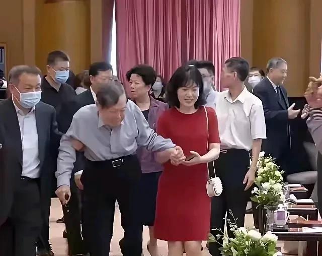 49岁的翁帆搀着103岁的丈夫，画面感人，让人五味杂陈……我想说的是，他们两个