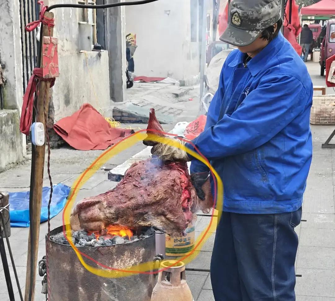 马师傅每年冬天都在街头支煤炉燎猪蹄，一把铁钳一把刷子，15到60块一副，忙到腊月