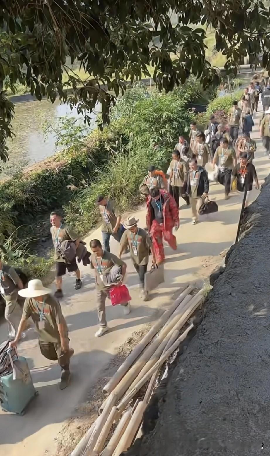 荒野求生报名现场人挤爆！为20万奖金，都想当网红赚钱！这阵仗！荒野求生报名