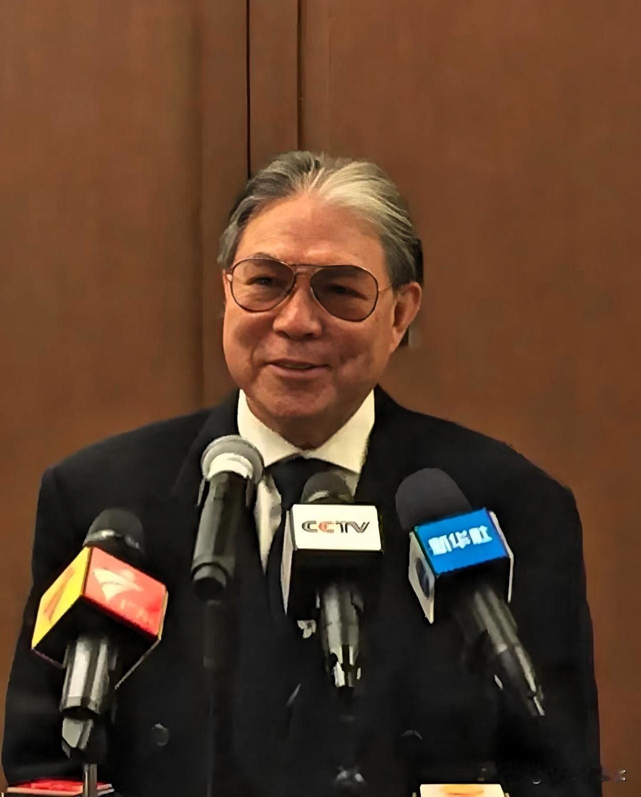 身家过百亿的霍震霆，面对孙子递来的一杯4块钱的“雪王”，手竟然抖了一下。这一