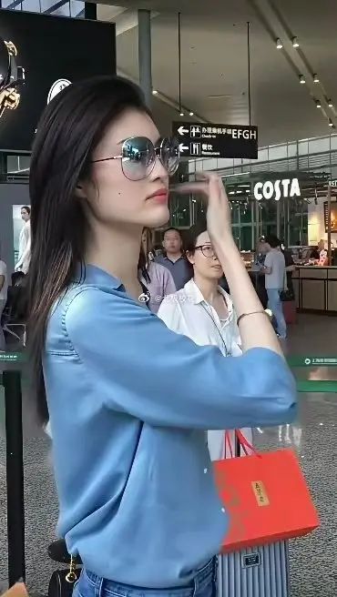 从路人的眼神中，你就能够看出来，何穗到底有多美？