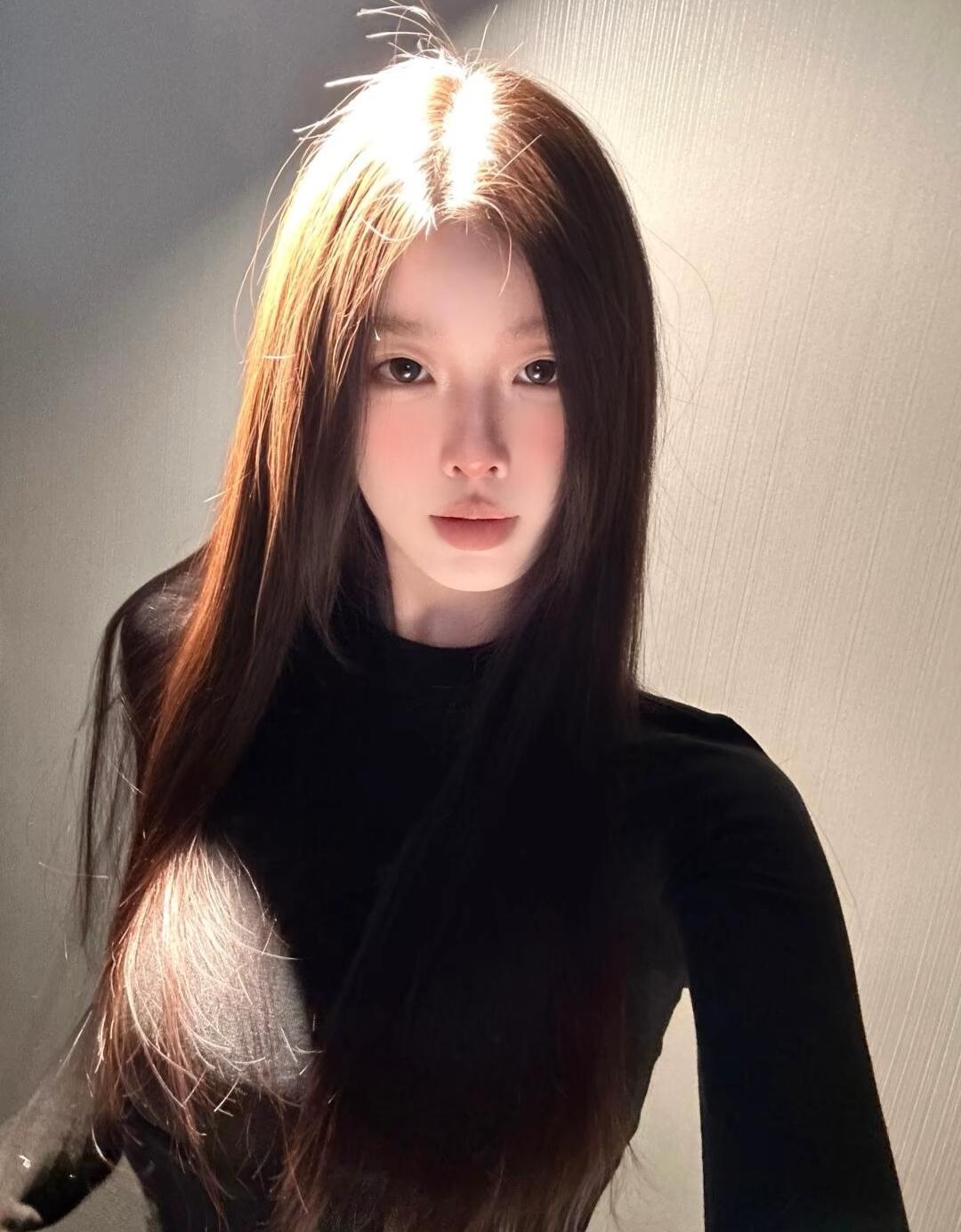 冷艳的灯光下，少女凝视镜头，散发着神秘与优雅的气息。