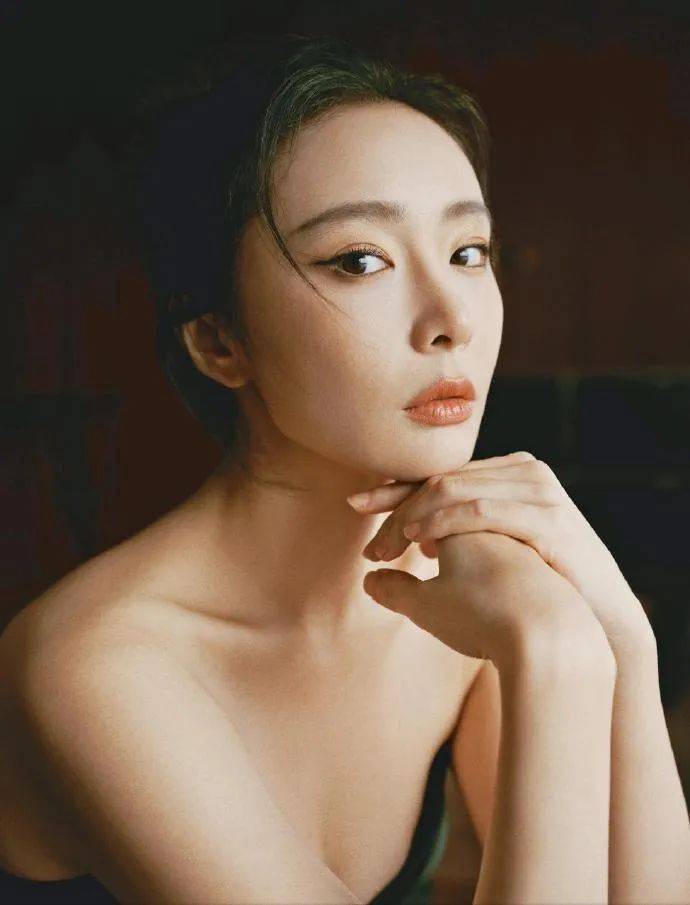高叶拍摄了一组性感写真，穿着黑色抹胸衣裙，展现出成熟的魅力与妩媚，肌肤白皙如雪，