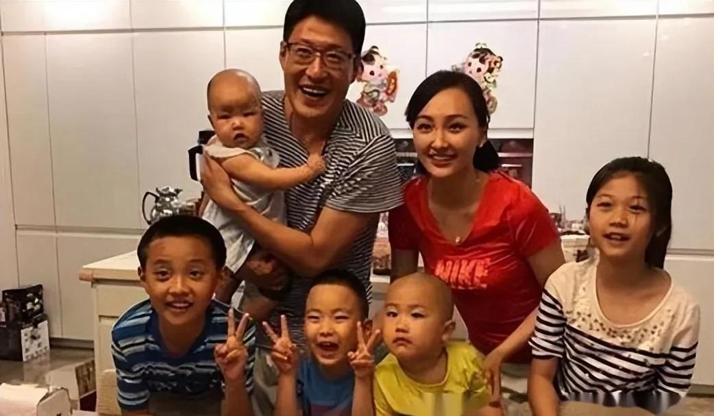 著名演员于震和妻子辛月及5个子女的合照。