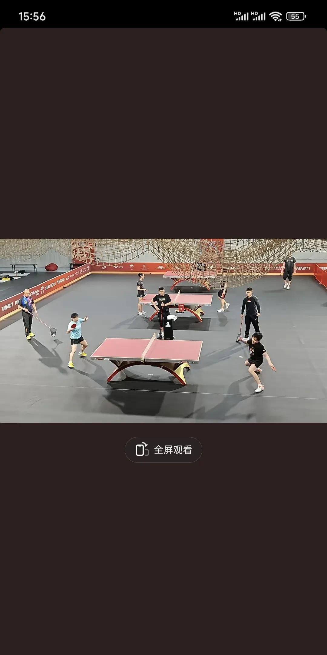 莎头混双赛前热身训练一家四口其乐融融完事莎莎问：我去挑球吗？手上还在忙乎的