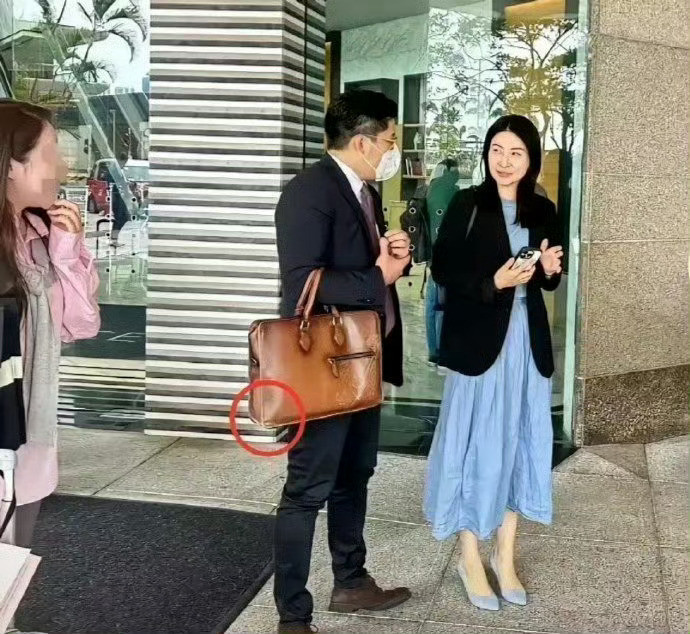 郭晶晶的老公霍启刚私下不是一般得节俭，公文包磨成这样还在背，不是一家人不进一家门