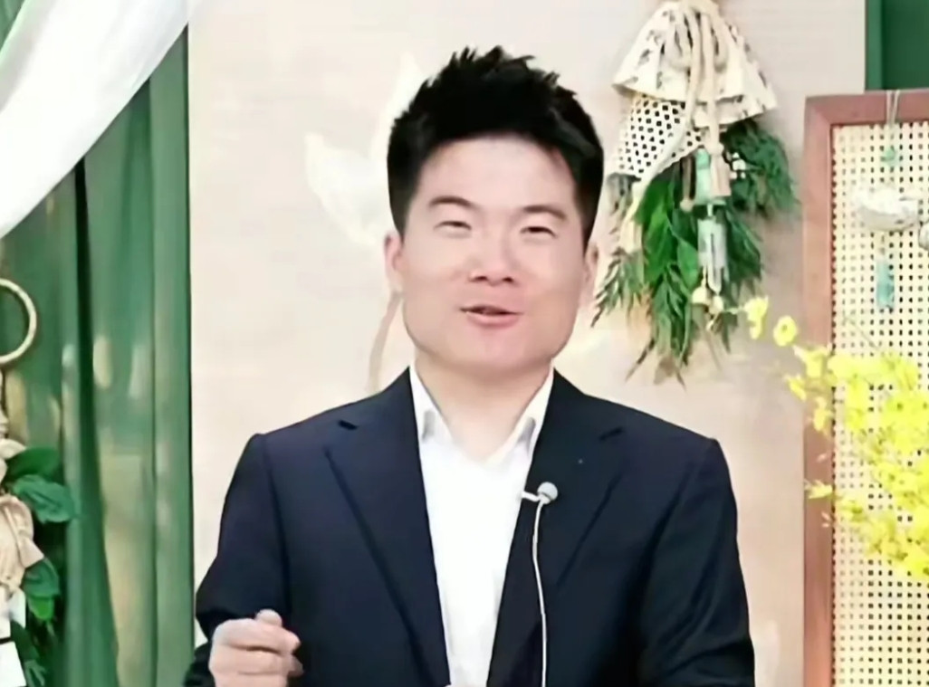 宇辉说:“咱今天好像也没有卖口红的啊！给老公看了一晚上，买了个口红。”（有的朋友