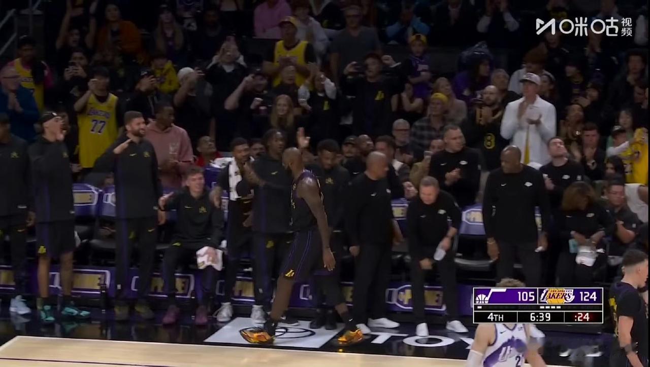 英雄！全场掌声给到詹姆斯！第四节6分39秒，詹姆斯被换下场休息，全场观众和替