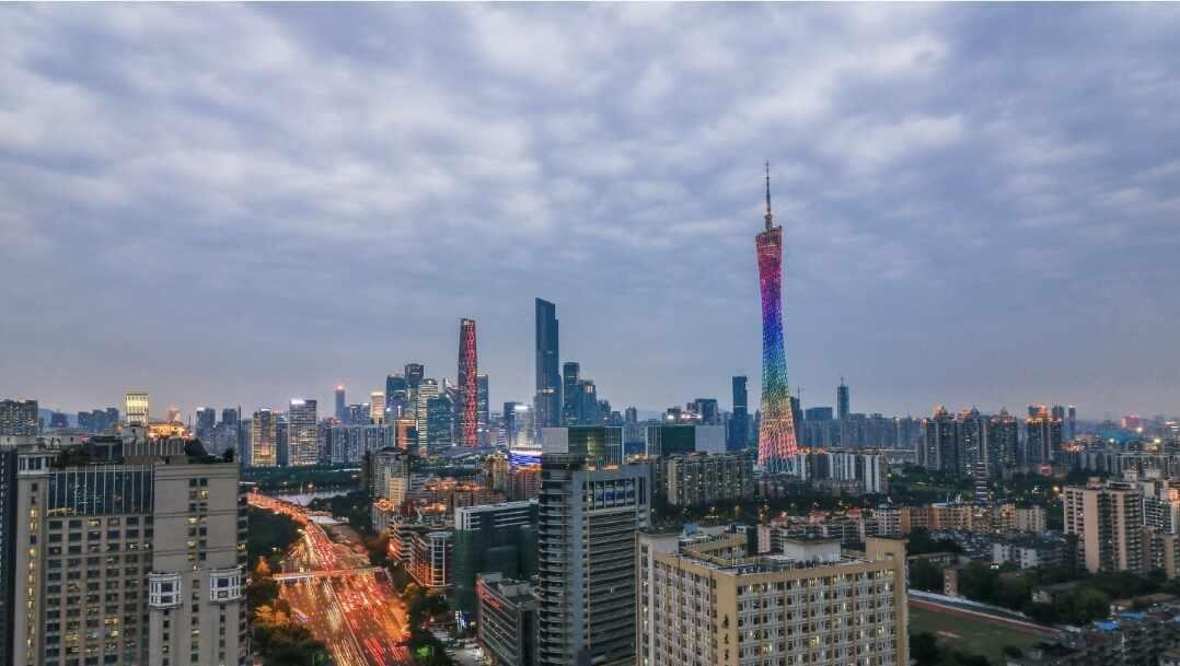 广州城市夜景：繁华与璀璨交织🌃夜幕下的广州，广州塔闪耀着绚丽光彩，高楼林立间