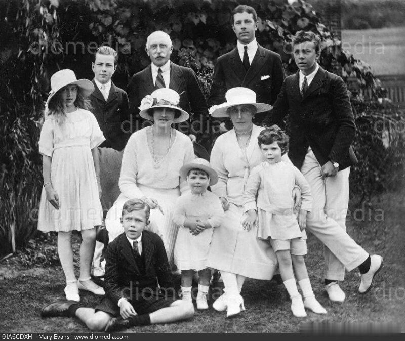 老照片1921年，瑞典王储古斯塔夫带着子女们到英国探亲，探亲期间，他们和英国康