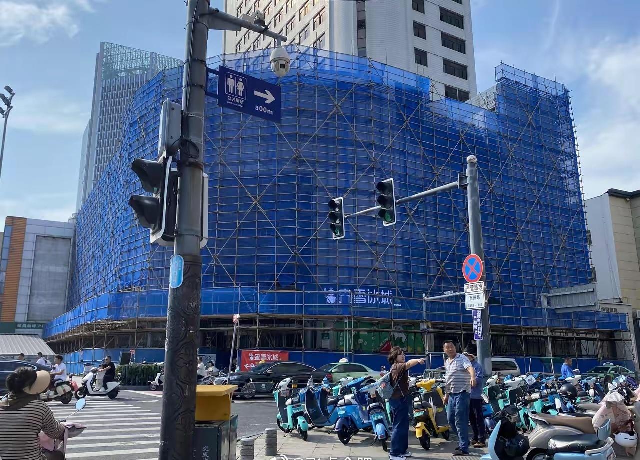 合肥四牌楼的邮政大厦在改造外立面，这栋大楼确实也有些年头。希望这次外立面可以改