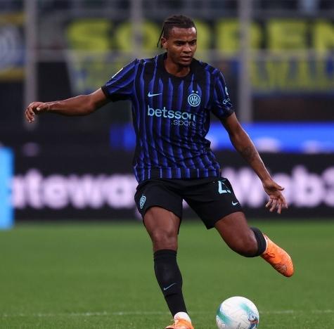 曼城球星阿坎吉赛季初加盟国际米兰表现出色，他本来可以加盟AC米兰的，说白了就是没