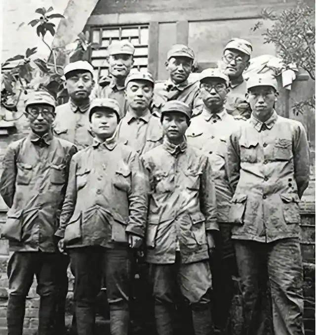 陈光和罗荣桓、李月琴等战友在一起#历史#