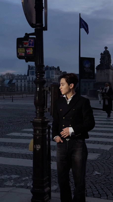 刘宪华和暮光之城男主同框救命！刘宪华巴黎时装周解锁梦幻同框，和暮光之城男主同框