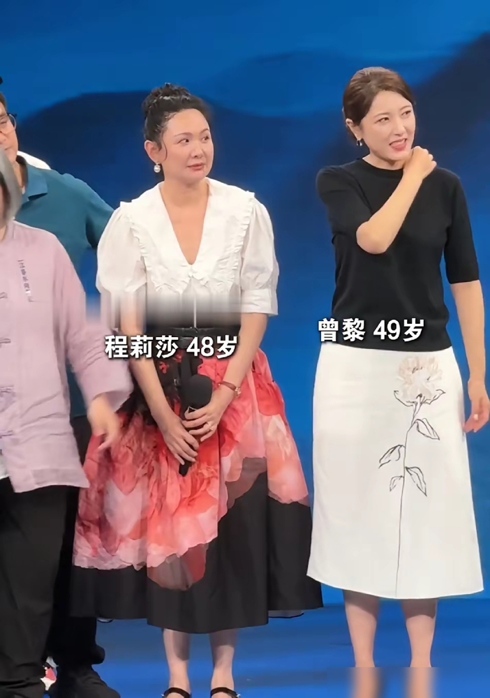 三个女人同框，曾黎往那一站，直接把旁边两位衬成了背景板。程莉莎脸上挂着疲态，于明加瘦得有点脱相。唯独