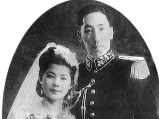 1942年，蒋纬国看到一位美丽的少女，上前和她搭讪：“小姐，报纸能借我看一下吗？