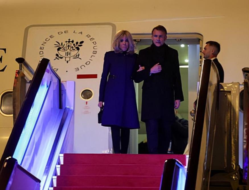 马克龙访华，法国网友一句话戳中他的痛处，难怪他在中国格外开心。马克龙在中国