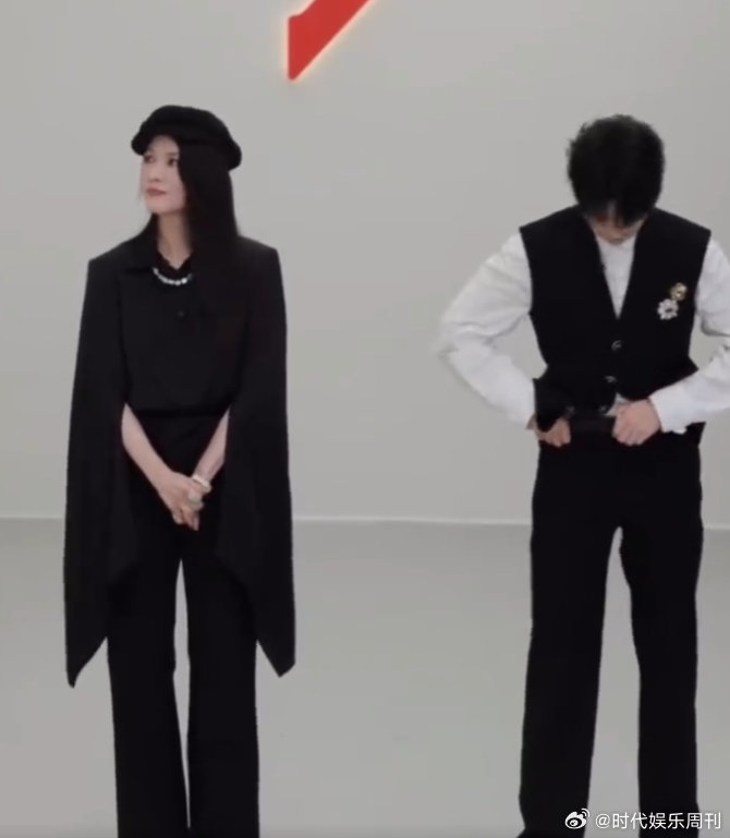 王俊凯送考徐洁儿王俊凯徐洁儿复刻重生之门名场面少年意气，不负韶华。王俊凯化身送考